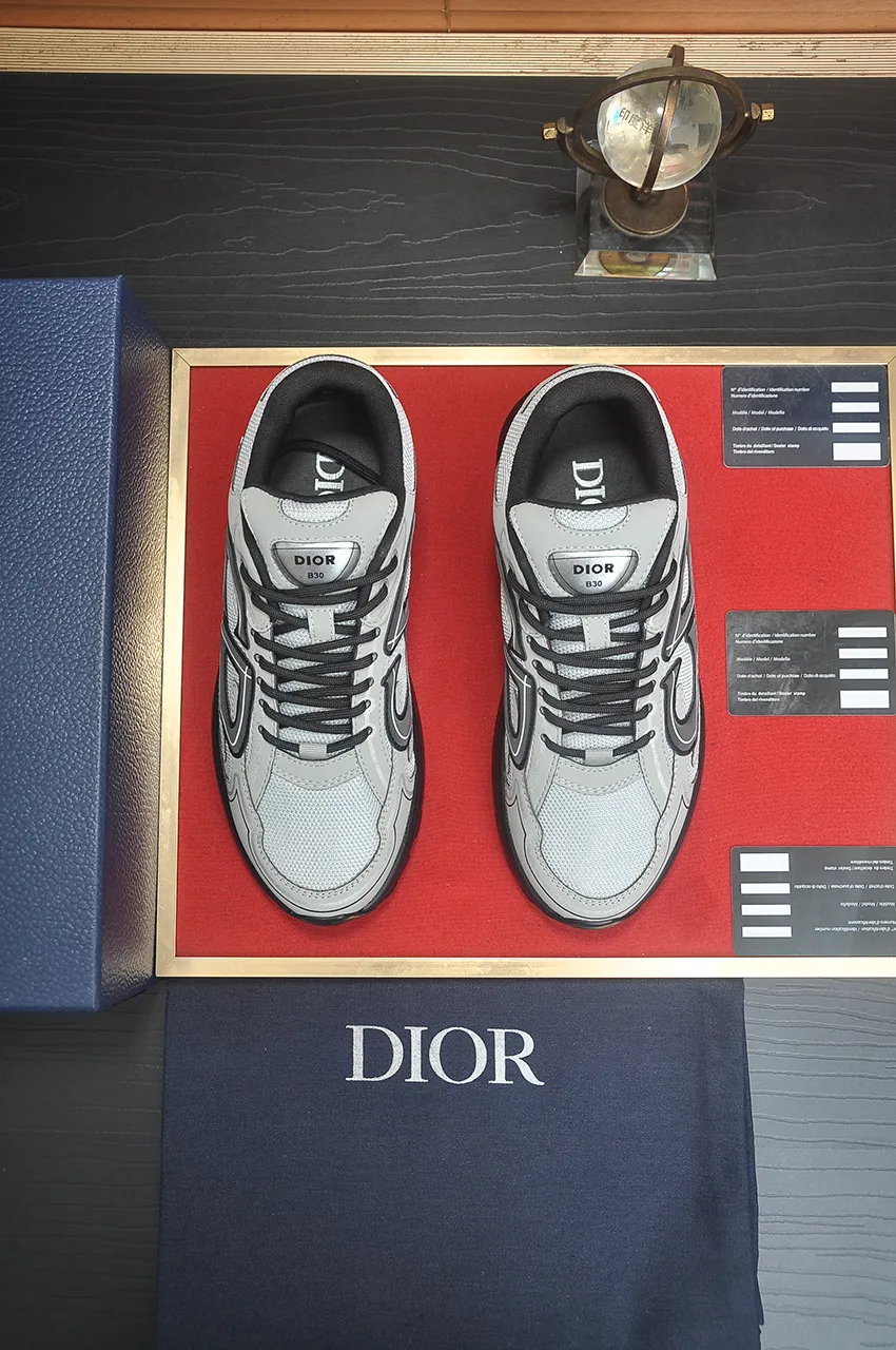 Men's men's shoes 💰: 500💶 (top original order) Brand: Dior (Dior) Standard code: Men's code 38-44 (45 customized) Grade: Same as the official website Material: Top original cowhide spliced ​​together Original wear-resistant and lightweight outsole Style category: Fashionable casual shoes Distinguished luxury brand elements top luxury Color: Actual picture color